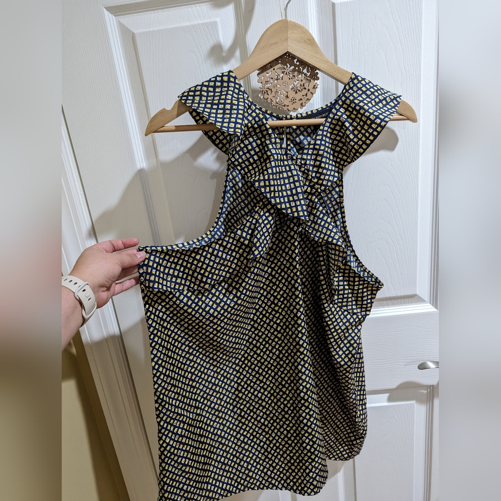 Banana Republic sleeveless shirt with ruffle XL